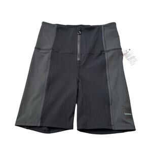 Lululemon Hike to Swim Short 6"
Black / Graphite Grey / Graphite Grey NWT Size 6